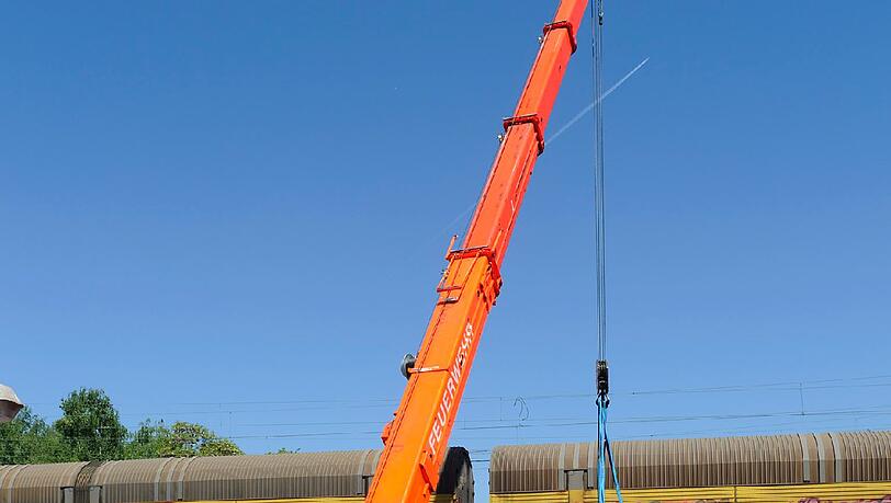 Der Lkw wird mitsamt seiner Ladung geborgen. Die Bilder... Der Lkw wird mitsamt seiner Ladung geborgen. Die Bilder...