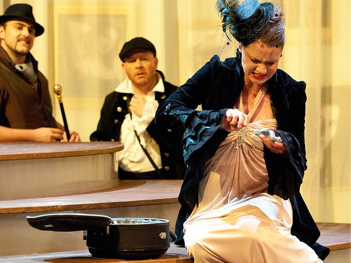 Eine Szene aus Puccinis Oper &bdquo;La Boheme&ldquo; in Pasing.
