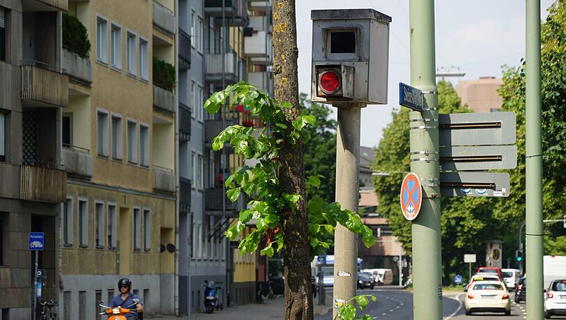 Bei der Lukaskirche blitzt es nicht mehr. Die Anlage ist defekt – und der Bezirksausschuss empört. Bei der Lukaskirche blitzt es nicht mehr. Die Anlage ist defekt – und der Bezirksausschuss empört.