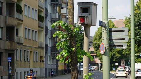 Bei der Lukaskirche blitzt es nicht mehr. Die Anlage ist defekt &ndash; und der Bezirksausschuss empört.