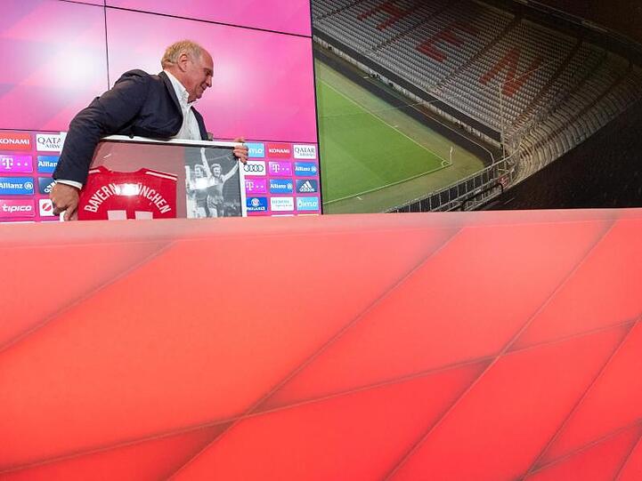 Uli Hoeneß wird sich nach vier Jahrzehnten aus der Führungsspitze des FC Bayern München zurückziehen.