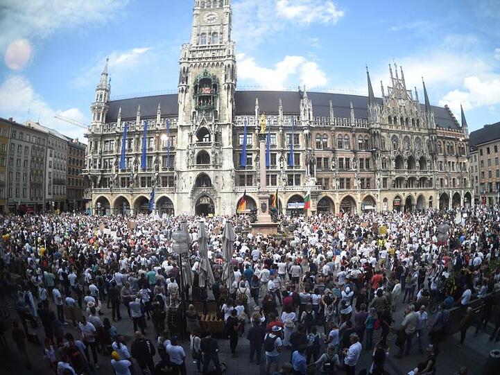 Rund 3000 Menschen demonstrieren am Samstag auf dem Marienplatz in München.