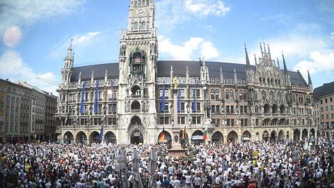 Rund 3000 Menschen demonstrieren am Samstag auf dem Marienplatz in München.