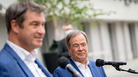 Eine Mehrheit der Unionsanhänger findet, Markus Söder (l.) sollte Armin Laschet als Kanzlerkandidaten ersetzen.