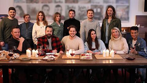 "Die Passion - Live": Jesus (Alexander Klaws, M.) und seine Jünger (v.l.) Thomas Enns, Stefan Mross, Samuel Koch, Mareile Höppner, Petrus (Laith al Deen), Sarah Elena Timpe, Judas (Mark Keller), Nicolas Puschmann, Sila Sahin, Gil Ofarim, Anna-Carina Woitschack und Prince Damien.