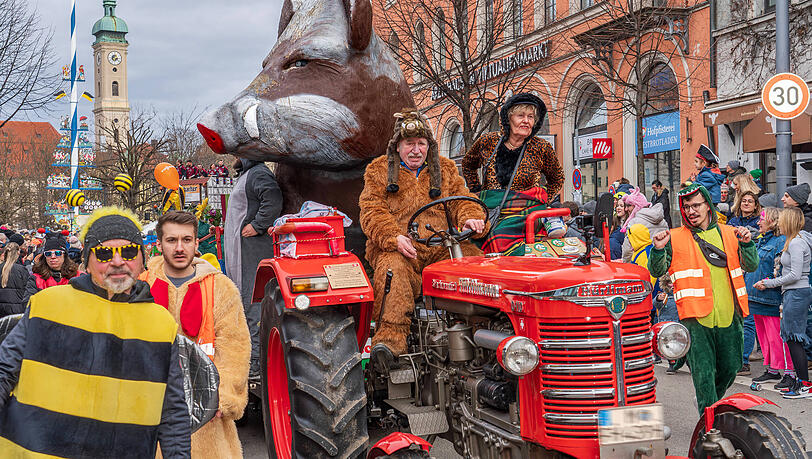 Bunte Truppe beim Faschingsumzug 2024.