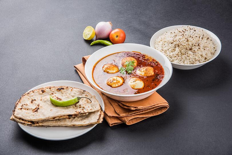 Anstatt Brot oder Reis als Beilage zum Eiercurry zu servieren, kann man auch selbstgemachte Fladenbrote reichen. Dafür wird Mehl mit Joghurt, Backpulver, Salz und etwas Öl mit den Händen zu einem Teig verknetet. Danach kleine Fladen formen und in der Pfanne etwa drei Minuten goldbraun braten. Zum Eiercurry passt ein Spritzer Zitrone oder Koriandergrün. Anstatt Brot oder Reis als Beilage zum Eiercurry zu servieren, kann man auch selbstgemachte Fladenbrote reichen. Dafür wird Mehl mit Joghurt, Backpulver, Salz und etwas Öl mit den Händen zu einem Teig verknetet. Danach kleine Fladen formen und in der Pfanne etwa drei Minuten goldbraun braten. Zum Eiercurry passt ein Spritzer Zitrone oder Koriandergrün.