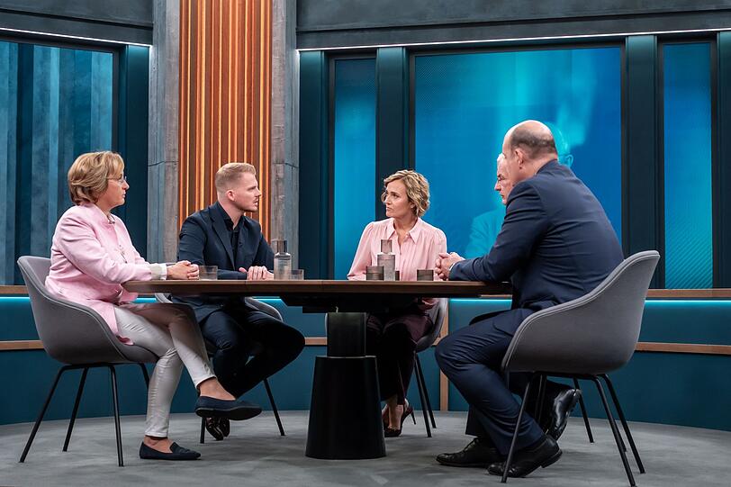 Caren Miosga (Mitte) diskutierte mit ihren Gästen über die Wahlen in Berlin und Mecklenburg-Vorpommern. Caren Miosga (Mitte) diskutierte mit ihren Gästen über die Wahlen in Berlin und Mecklenburg-Vorpommern.