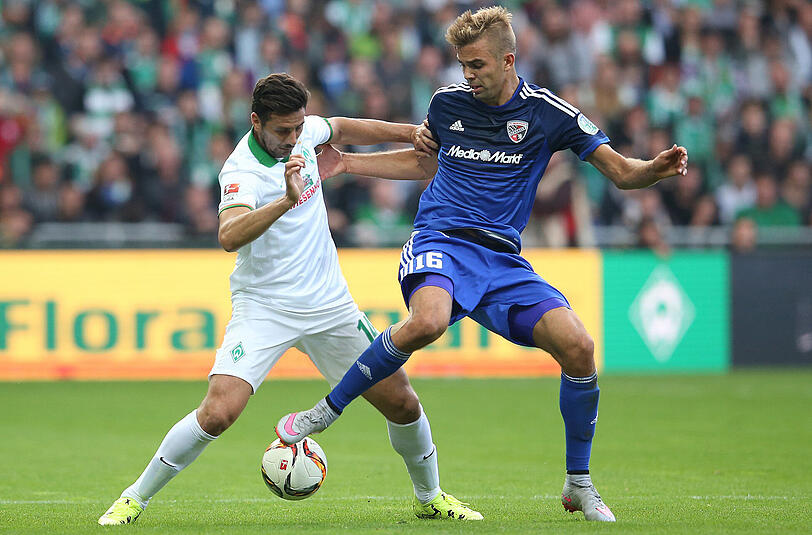 Claudio Pizarro im Zweikampf gegen Ingolstadts Lukas Hinterseer.