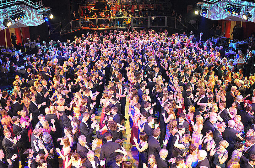 Besonders Studenten und Studentinnen tanzen traditionell auf dem &bdquo;Gaudeamusballs&rdquo; im Deutschen Theater.