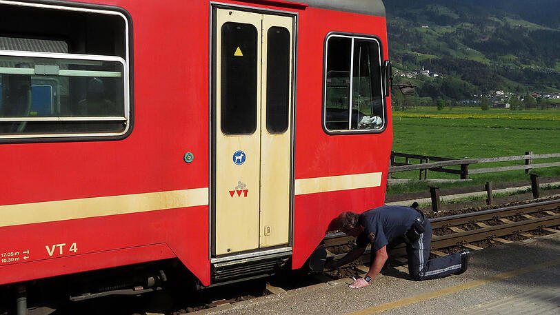 Die Zillertalbahn erfasste den betrunkenen Deutschen mit ihrem Schneepflug. Die Bilder von der Unglücksstelle.