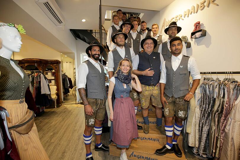 Die Löwen sind fit für die Wiesn: Weiter Bilder von der Oktoberfest-Einkleidung.