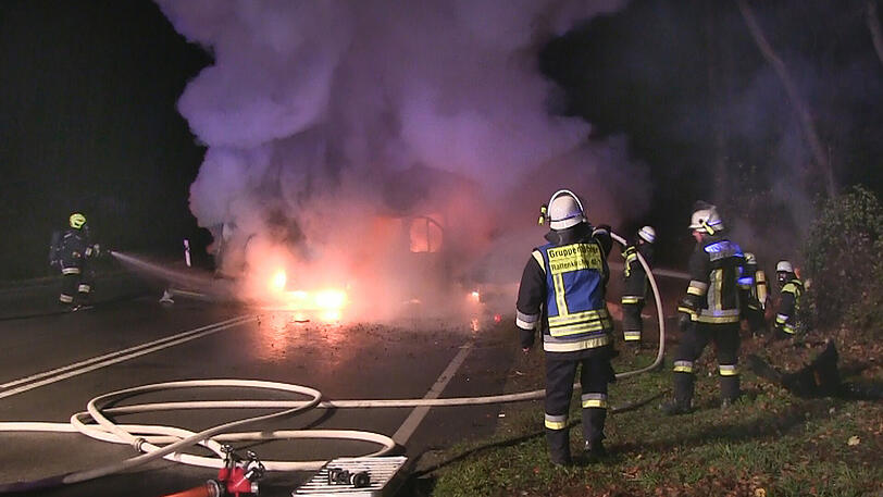 Tragischer Unfall auf der B12 - die Bilder vom Lösch- und Bergungseinsatz.