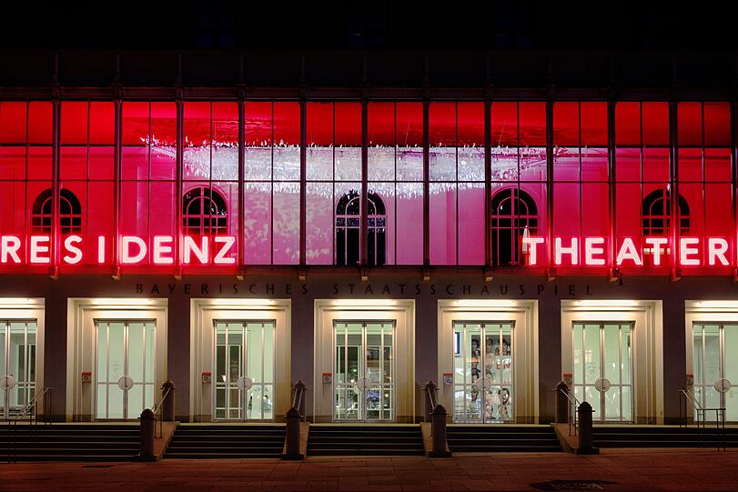 Das Residenztheater am Max-Joseph-Platz ist das Haupthaus des Bayerischen Staatschauspiels, das auch noch im Cuvilliéstheater und im Marstall spielt. Seit Beginn der neuen Saison schmückt die Lichtinstallation &bdquo;Silver Cloud&ldquo; von Ingo Maurer das obere Foyer. Es ist die letzte Arbeit des im Oktober 87-jährig verstorbenen Industriedesigners.