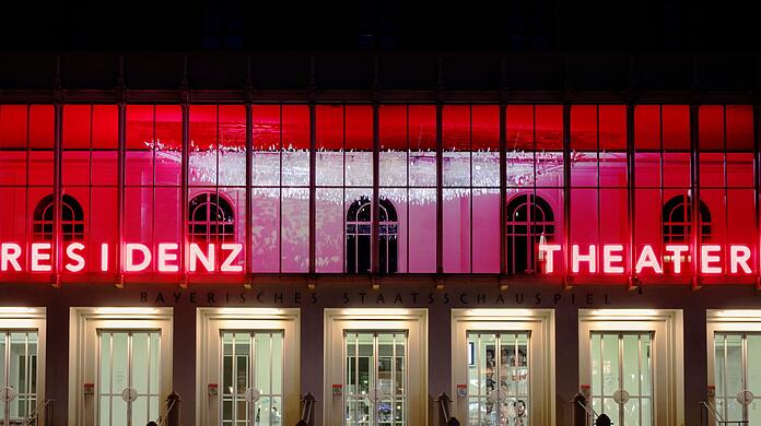 Das Residenztheater am Max-Joseph-Platz ist das Haupthaus des Bayerischen Staatschauspiels, das auch noch im Cuvilliéstheater und im Marstall spielt.