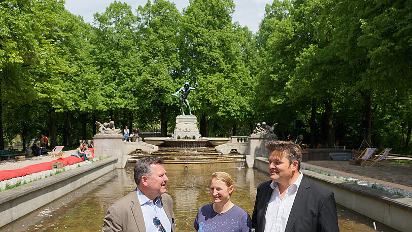 Die Veranstalter des Kulturstrandes Benjamin David und Ulrike Bührlen, Bürgermeister Josef Schmid und die zwei Söhne von Benjamin David: Valentin und Xaver (von links)
