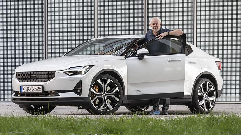 "Endlich mal kein SUV": Autor Rudolf Huber vor der Polestar-2-Testfahrt.