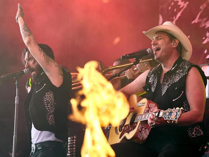The BossHoss wollen beim Restart dabei sein.