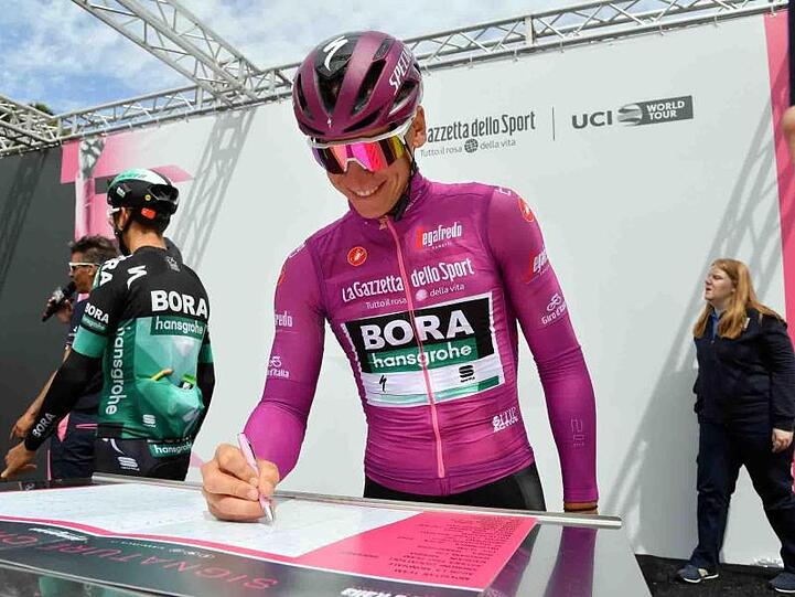 Pascal Ackermann schreibt sich vor der achten Giro-Etappe ein.