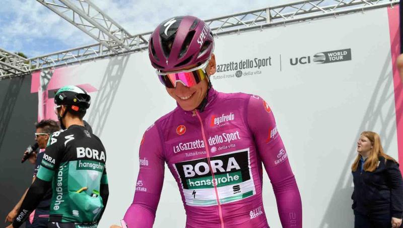 Pascal Ackermann schreibt sich vor der achten Giro-Etappe ein. Pascal Ackermann schreibt sich vor der achten Giro-Etappe ein.