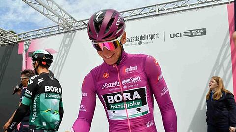 Pascal Ackermann schreibt sich vor der achten Giro-Etappe ein.