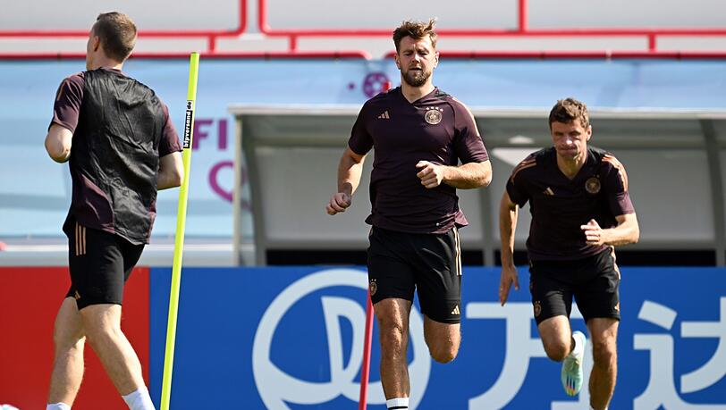 Die Nationalspieler Niclas Füllkrug (M), Lukas Klostermann (l) und Thomas Müller (r) beim Abschlusstraining.
