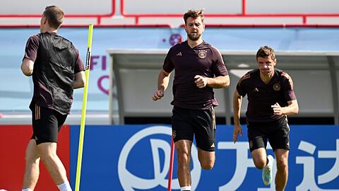 Die Nationalspieler Niclas Füllkrug (M), Lukas Klostermann (l) und Thomas Müller (r) beim Abschlusstraining.