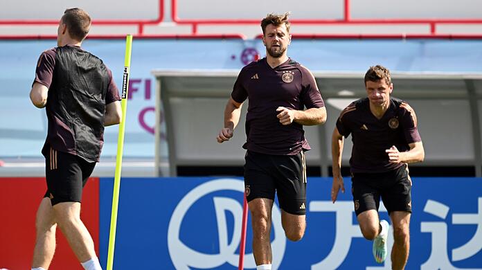 Die Nationalspieler Niclas Füllkrug (M), Lukas Klostermann (l) und Thomas Müller (r) beim Abschlusstraining.