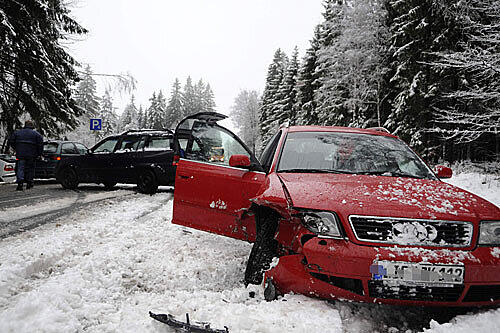 In der Nähe von Bayreuth ist ein Pkw nach einem Unfall im Straßengraben gelandet.