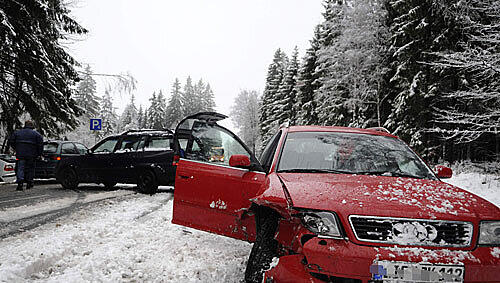 In der Nähe von Bayreuth ist ein Pkw nach einem Unfall im Straßengraben gelandet. In der Nähe von Bayreuth ist ein Pkw nach einem Unfall im Straßengraben gelandet.