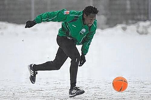 Obacht, Rutschgefahr! Fürths Testkicker Kei Kamara gestern bei seiner ersten Übungseinheit im Ronhof.