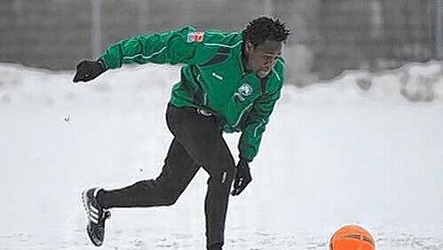 Obacht, Rutschgefahr! Fürths Testkicker Kei Kamara gestern bei seiner ersten Übungseinheit im Ronhof. Obacht, Rutschgefahr! Fürths Testkicker Kei Kamara gestern bei seiner ersten Übungseinheit im Ronhof.