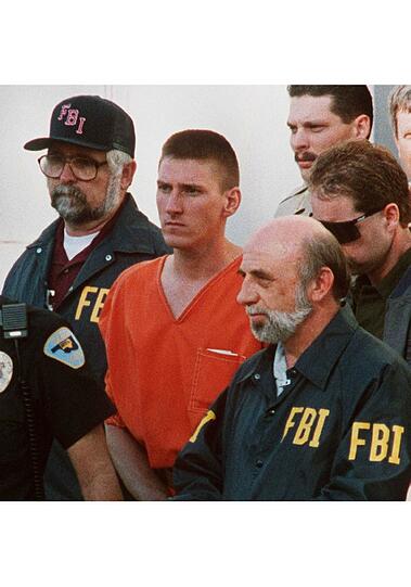 Zum Zeitpunkt des Attentats war Timothy McVeigh 26 Jahre alt. 2001 wurde er mit der Giftspritze hingerichtet.