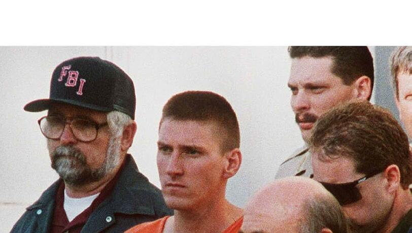 Zum Zeitpunkt des Attentats war Timothy McVeigh 26 Jahre alt. 2001 wurde er mit der Giftspritze hingerichtet. Zum Zeitpunkt des Attentats war Timothy McVeigh 26 Jahre alt. 2001 wurde er mit der Giftspritze hingerichtet.
