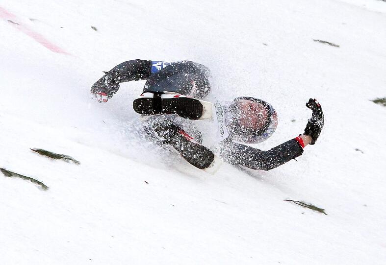 Skispringer Thomas Morgenstern verlor im Training für das Skifliegen auf dem Kulm/Österreich in der Luft das Gleichgewicht und schlug mit Rücken und Kopf hart auf dem Boden auf. Die Bilder.