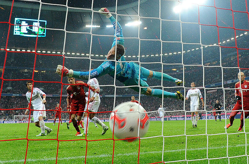 Während die Truppe von Jupp Heynckes den Strafraum der Leverkusener wie beim Handball belagert, schlagen die Gäste eiskalt &ndash; und mit viel Glück zu. Sieben Minuten vor 2012/13 9. Spieltag: Und wieder stoppen die Leverkusener einen Bayern-Rekord. Nach acht Siegen zum Saisonauftakt spielen die Bayern Leverkusen an die Wand &ndash; aber Bayer schießt die Tore. Den 0:1-Rückstand durch Stefan Kießling (42.) gleicht Mario Mandzukic in der 77. Minute aus.
