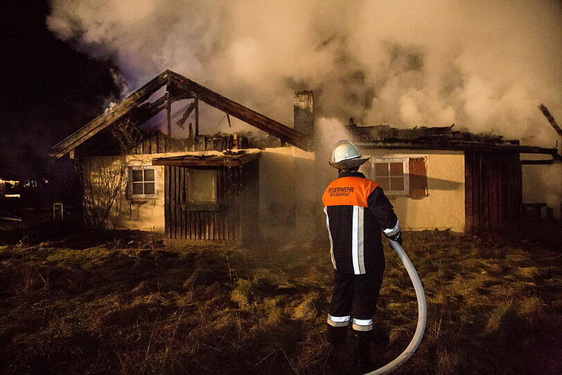 Wohnhausbrand in Wäschhausen - die Bilder vom Feuerwehreinsatz