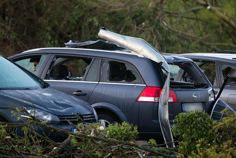 Tief Zoran zerlegt Teile Norddeutschlands: Die Straßen in Bützow sind mit Ziegeln übersät. Laut Augenzeugen wurden Autos durch den starken Wind von Ort und Stelle bewegt.