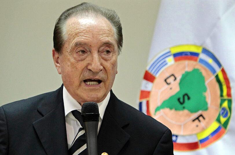 Eugenio Figueredo wurde nach seiner Ankunft in Uruguay zu einer Anhörung vor Gericht gebracht.