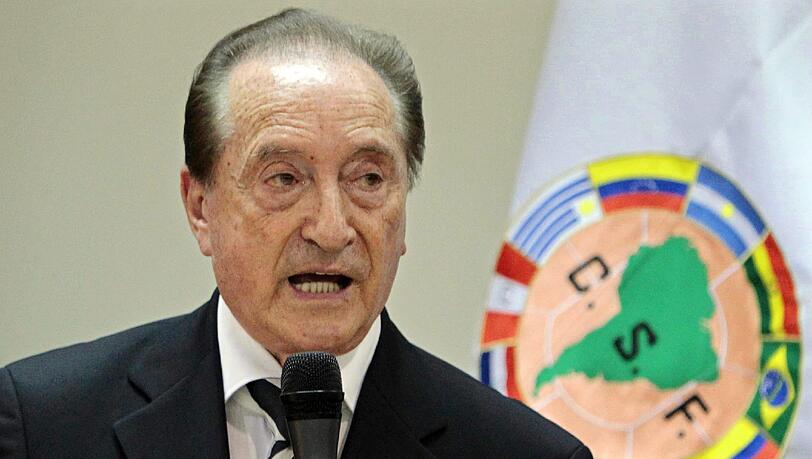 Eugenio Figueredo wurde nach seiner Ankunft in Uruguay zu einer Anhörung vor Gericht gebracht. Eugenio Figueredo wurde nach seiner Ankunft in Uruguay zu einer Anhörung vor Gericht gebracht.