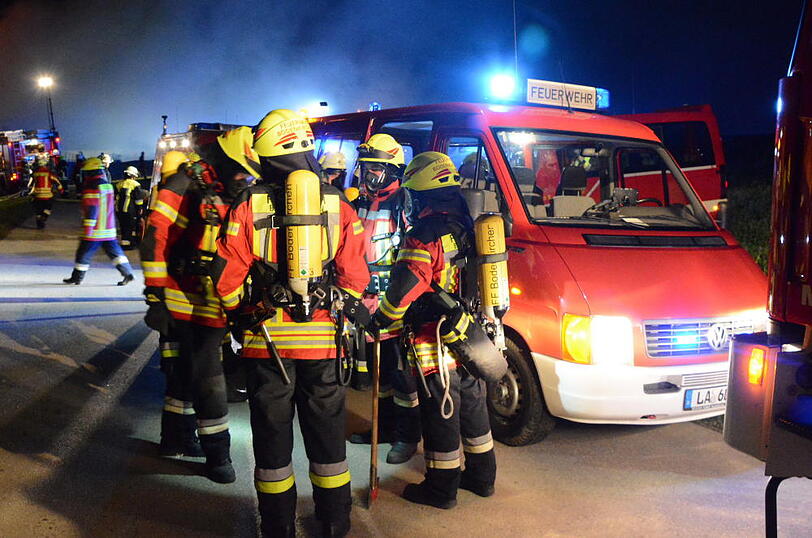 Die Flammen ließen nicht viel übrig - 30 Rinder starben im Feuer. Die Bilder vom Löscheinsatz in Wurmsham.