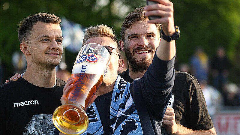Ein Meisterbier mit Eric Weeger (li.) und Felix Bachschmid.