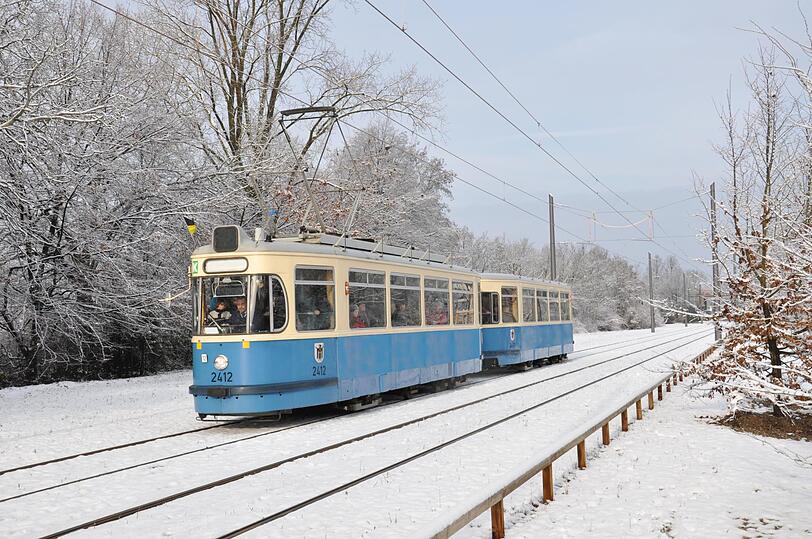 Diese nostalgische Tram vom Typ M aus dem Jahr 1957 ist als Christkindl-Tram unterwegs.