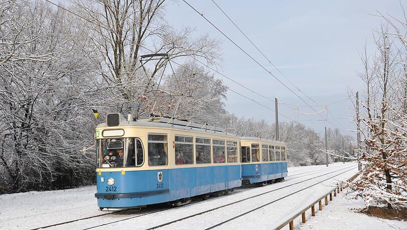 Diese nostalgische Tram vom Typ M aus dem Jahr 1957 ist als Christkindl-Tram unterwegs. Diese nostalgische Tram vom Typ M aus dem Jahr 1957 ist als Christkindl-Tram unterwegs.