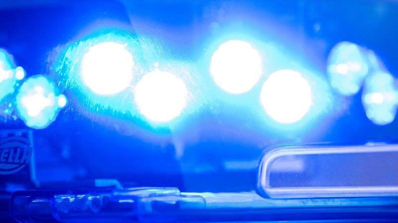 Ein Blaulicht an einer Polizeistreife. Foto: Lino Mirgeler/dpa/Symbolbild
