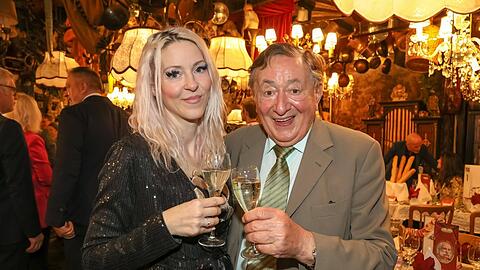 Nanu!? Richard "Mörtel" Lugner taucht im Marchfelderhof in Wien mit seiner Ex-Freundin Bienchen alias Simone auf.