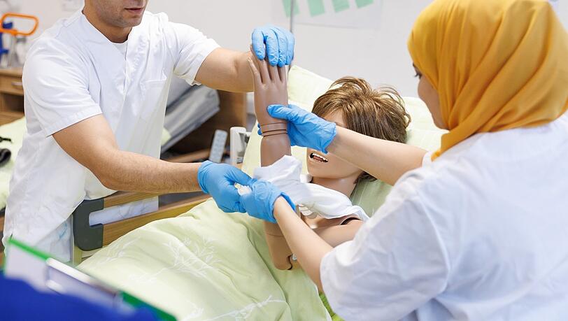 Ausländische Pflegefachkräfte in Anerkennung nehmen teil an einem Praxistraining zur Körperpflege. Nach Ansicht von Arbeitsrechtexperte Ralf Kreikebohm braucht es eine „viel schnellere Anerkennung von ausländischen Qualifikationen“ in Deutschland. Ausländische Pflegefachkräfte in Anerkennung nehmen teil an einem Praxistraining zur Körperpflege. Nach Ansicht von Arbeitsrechtexperte Ralf Kreikebohm braucht es eine „viel schnellere Anerkennung von ausländischen Qualifikationen“ in Deutschland.