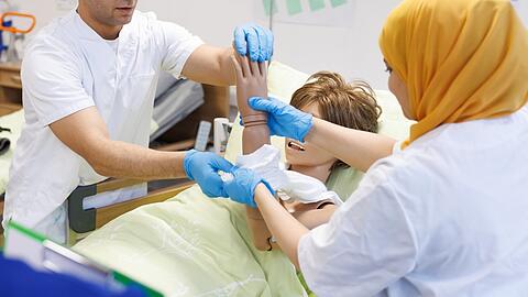 Ausländische Pflegefachkräfte in Anerkennung nehmen teil an einem Praxistraining zur Körperpflege. Nach Ansicht von Arbeitsrechtexperte Ralf Kreikebohm braucht es eine „viel schnellere Anerkennung von ausländischen Qualifikationen“ in Deutschland.