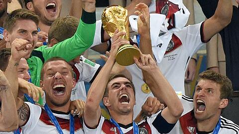 Philipp Lahm reckte 2014 als bislang letzter deutscher Nationalmannschaftskapit&auml;n den WM-Pokal in die H&ouml;he. (Archivbild)
