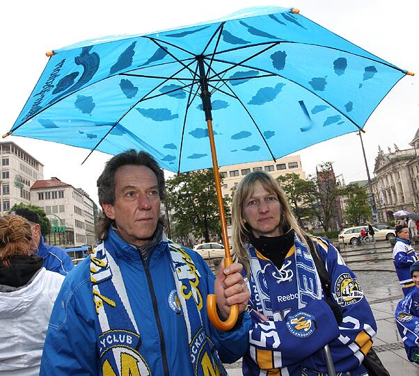 Eine große Familie: Die kleinen und großen Fans des EHC München wollen das Aus nicht akzeptieren.